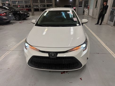 Used 2020 Toyota Corolla LE image 2