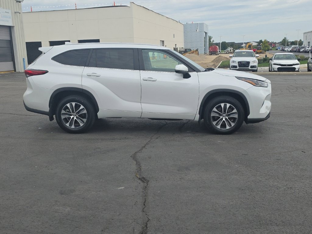 Used 2023 Toyota Highlander XLE AWD/4WD image 10