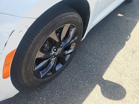 Used 2019 Chrysler Pacifica Touring-L w/ S Appearance Package FWD image 7