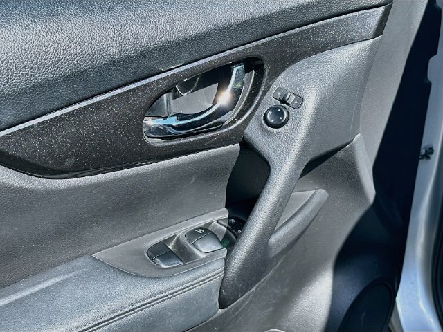 Used 2020 Nissan Rogue SV AWD/4WD image 17