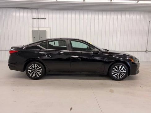 Used 2025 Nissan Altima 2.5 SV FWD image 6