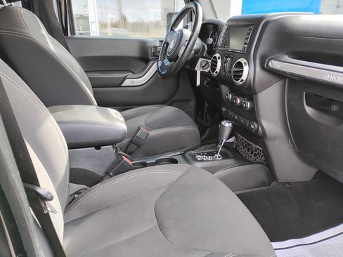 Used 2016 Jeep Wrangler Unlimited Sahara AWD/4WD image 10