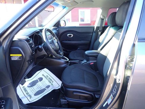 Used 2017 Kia Soul + image 8