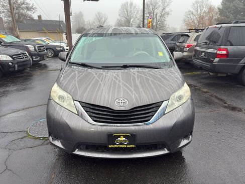 Used 2013 Toyota Sienna LE image 9