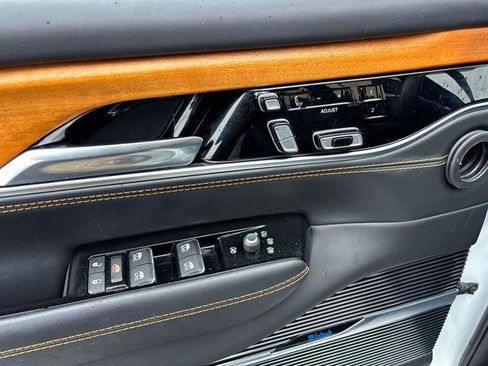 Used 2022 Jeep Grand Wagoneer Series III w/ Flexible Seating Group image 19