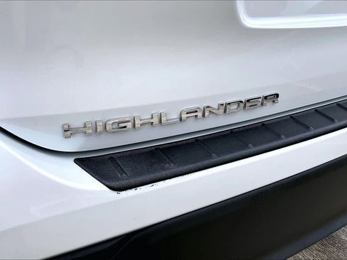 Used 2022 Toyota Highlander Bronze Edition FWD image 31
