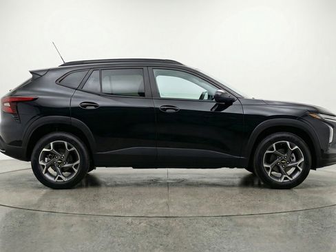 Used 2025 Chevrolet Trax LT w/ LT Convenience Package FWD image 11