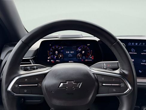 Used 2025 Chevrolet Suburban Z71 image 24