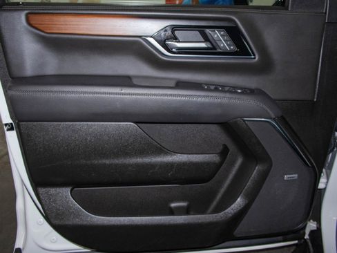 Used 2025 GMC Yukon Denali AWD/4WD image 10