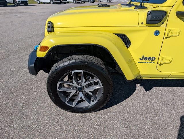 Used 2024 Jeep Wrangler Unlimited w/ Dual Top Group AWD/4WD image 27