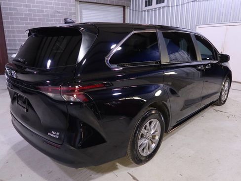 Used 2024 Toyota Sienna XLE image 5