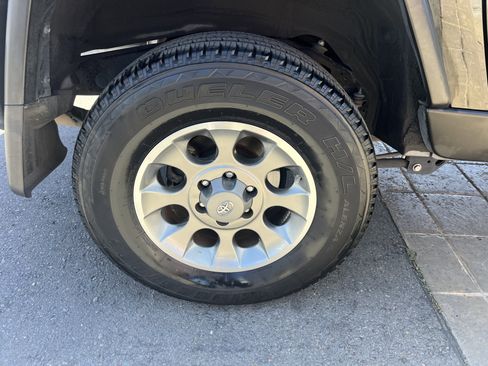 Used 2013 Toyota FJ Cruiser 4WD image 9