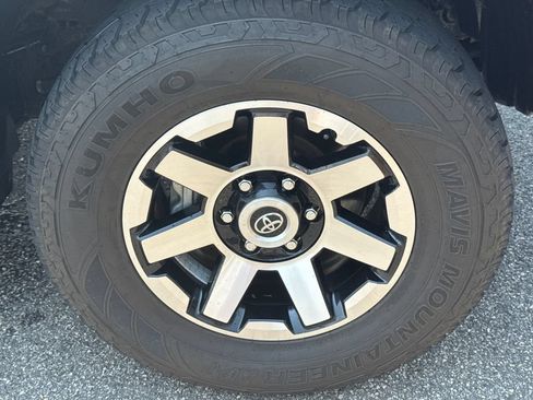 Used 2018 Toyota 4Runner SR5 Premium RWD image 12