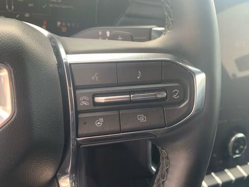 Used 2025 GMC Acadia Elevation image 25