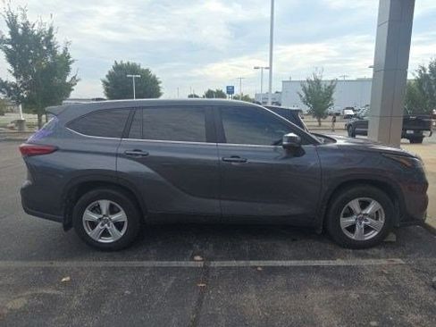 Used 2023 Toyota Highlander LE FWD image 2
