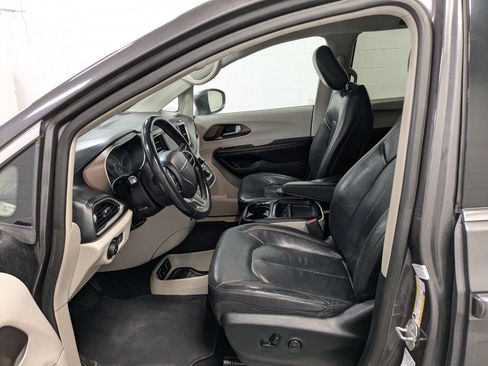 Used 2018 Chrysler Pacifica Touring-L FWD image 18