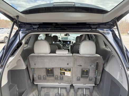 Used 2018 Toyota Sienna XLE w/ XLE Navigation Package AWD/4WD image 4