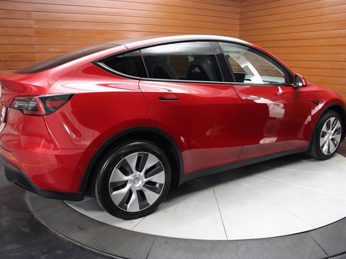 Used 2022 Tesla Model Y Long Range AWD/4WD image 18