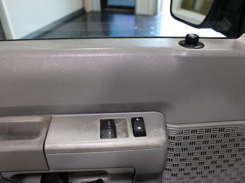 Used 2009 Ford E-350 and Econoline 350 Super Duty RWD image 9