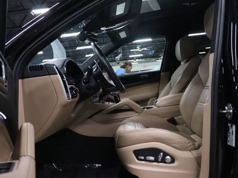 Used 2020 Porsche Cayenne E-HYBRID w/ Premium Plus Package image 10