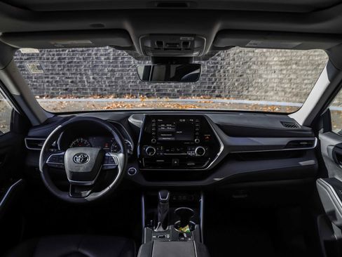 Used 2022 Toyota Highlander XLE image 25