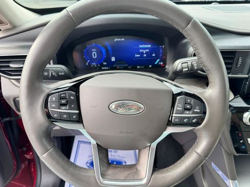 Used 2023 Ford Explorer Platinum w/ Technology Package AWD/4WD image 10