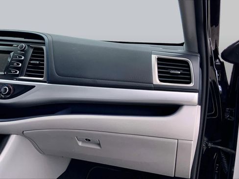 Used 2019 Toyota Highlander LE FWD image 18
