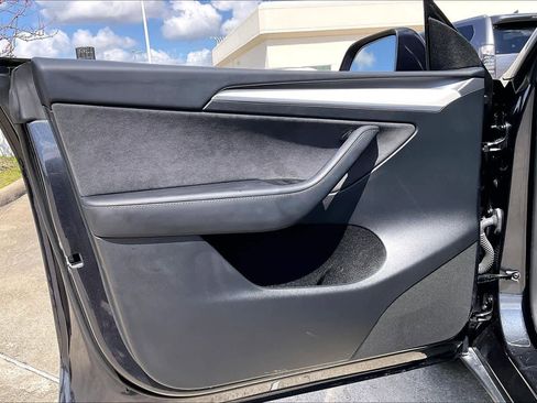 Used 2024 Tesla Model Y Long Range image 19