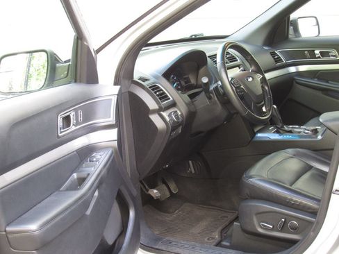 Used 2016 Ford Explorer XLT w/ Equipment Group 202A AWD/4WD image 10