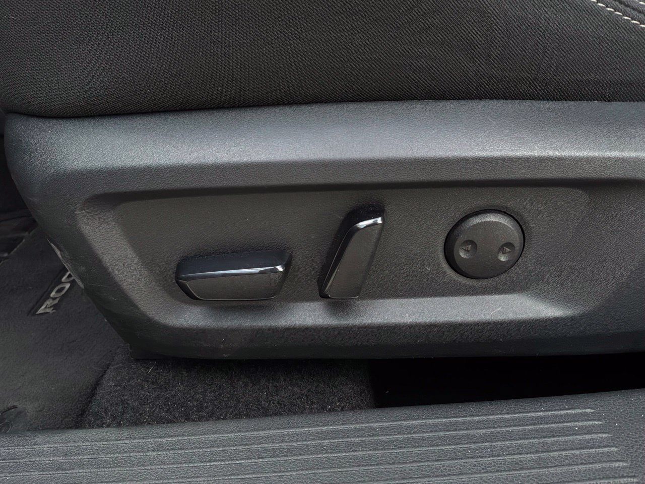 Used 2025 Nissan Rogue SV FWD image 11