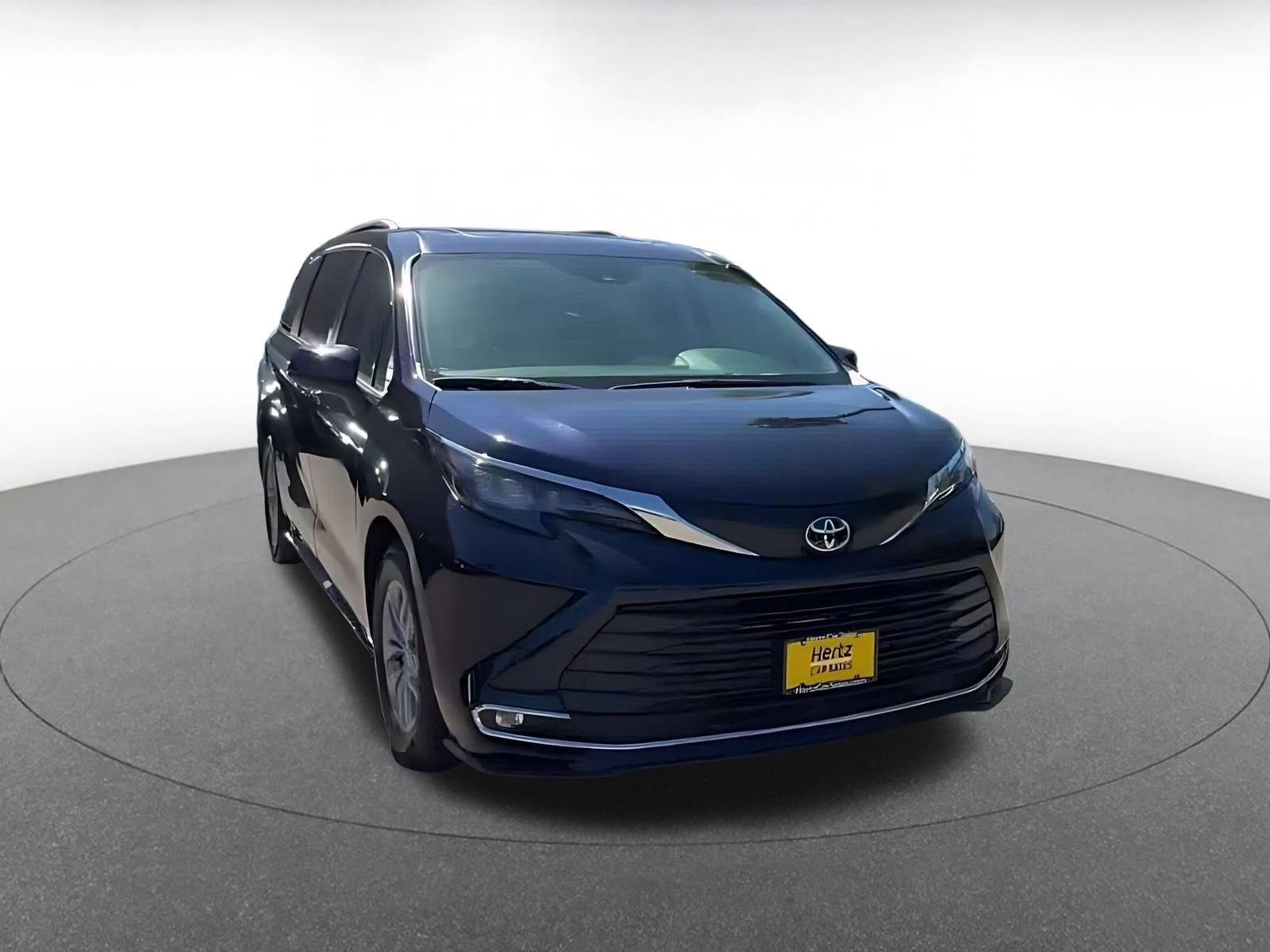 Used 2024 Toyota Sienna XLE FWD image 3