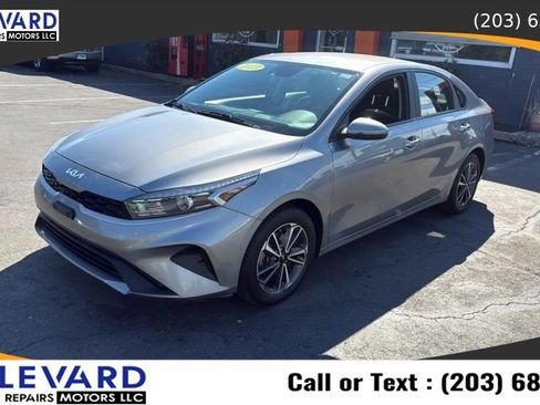 Used 2023 Kia Forte LXS w/ LXS Technology Package FWD image 3