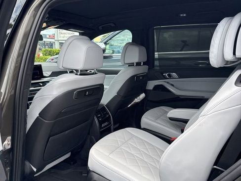 Used 2025 BMW X7 xDrive40i w/ M Sport Package AWD/4WD image 5