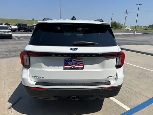 Used 2025 Ford Explorer Active AWD/4WD image 4