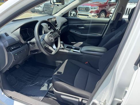 Used 2024 Nissan Sentra SV FWD image 2