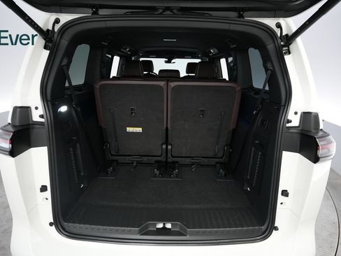 Used 2025 Volkswagen ID. Buzz Pro S RWD image 8