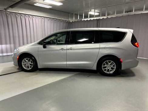 Used 2024 Chrysler Pacifica Touring-L FWD image 4