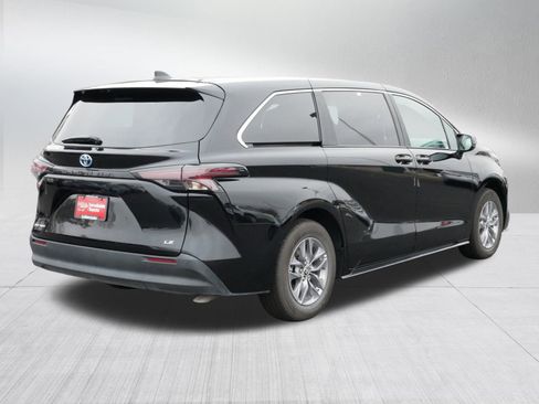 Used 2025 Toyota Sienna LE image 7