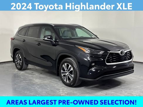 Certified 2024 Toyota Highlander XLE FWD image 3