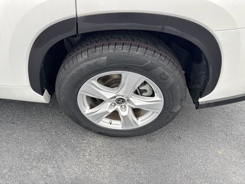 Used 2023 Toyota Highlander LE image 12