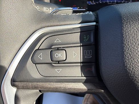 Used 2023 Jeep Grand Cherokee Limited w/ Black Appearance Package AWD/4WD image 18