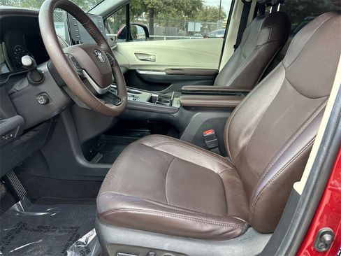 Used 2021 Toyota Sienna Platinum image 11