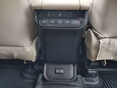 Used 2023 Toyota Highlander XLE AWD/4WD image 22