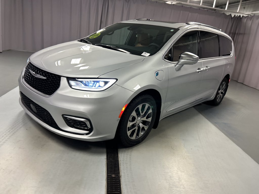 Used 2024 Chrysler Pacifica Pinnacle FWD image 3