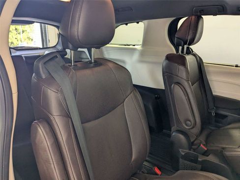 Certified 2022 Toyota Sienna Platinum FWD image 29
