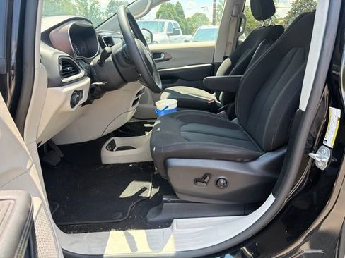 Used 2024 Chrysler Voyager LX FWD image 17