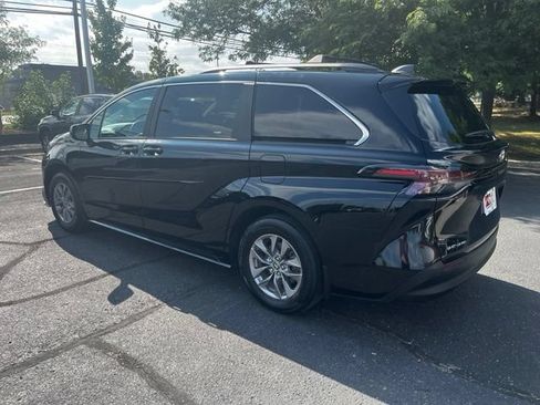 Used 2025 Toyota Sienna LE AWD/4WD image 3