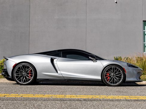 Used 2022 McLaren GT image 1