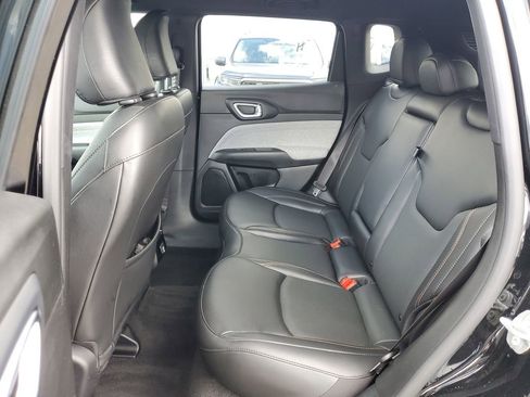 Used 2023 Jeep Compass Latitude image 12