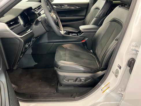 Certified 2023 Jeep Grand Cherokee Altitude AWD/4WD image 17